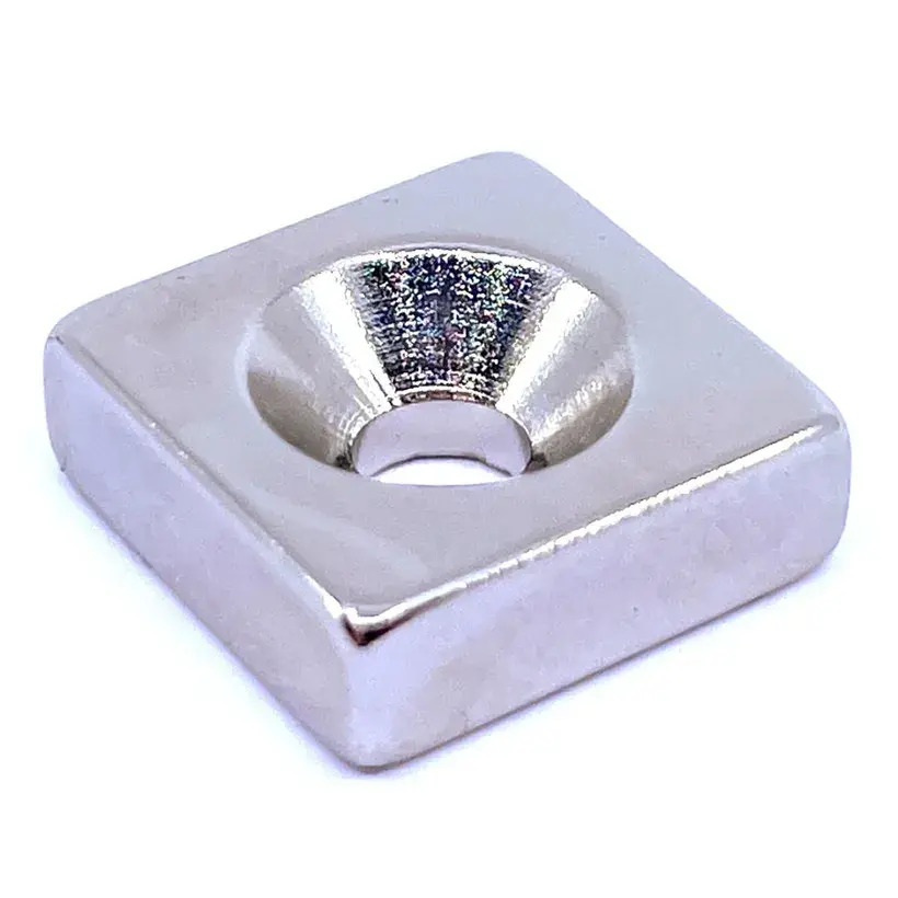 Magnet kváder neodymový s otvorom M4 15x15x5mm sila 4.9kg
